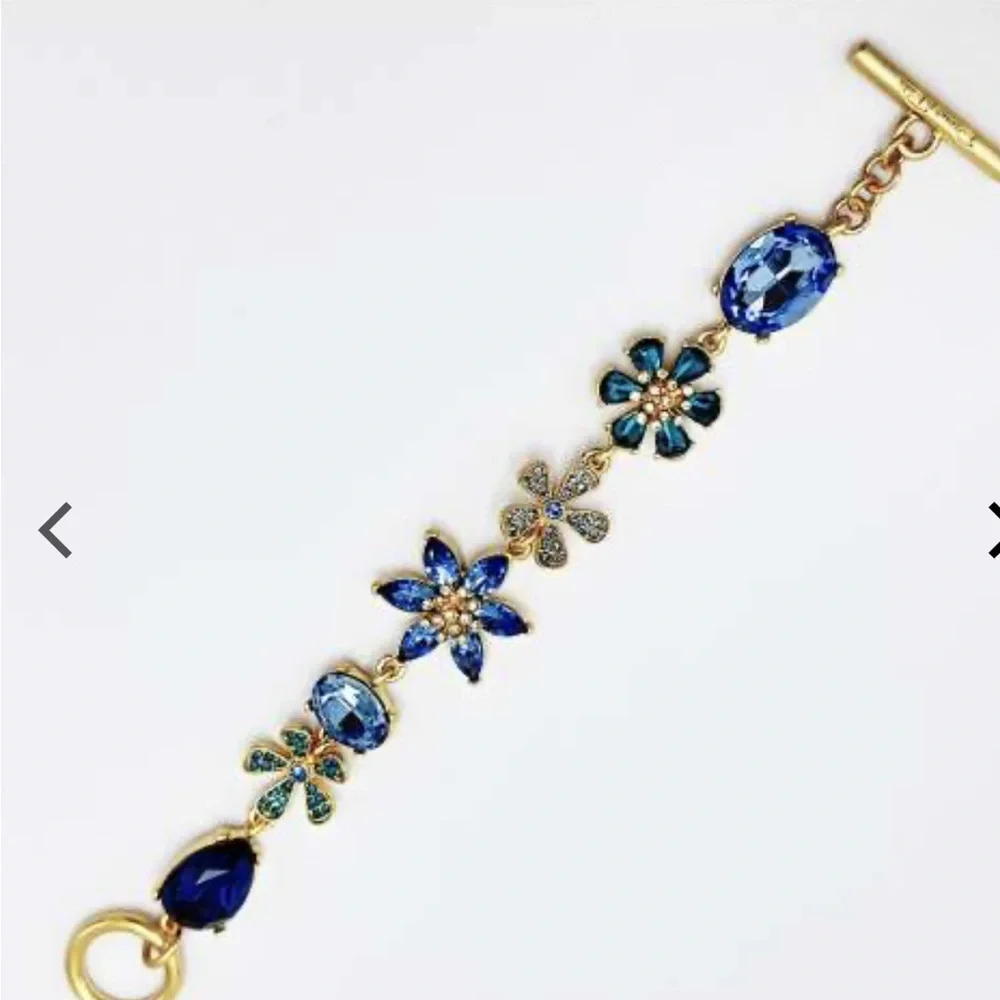 Óscar de la Renta flower in sapphire blue rhinestones